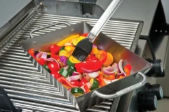 Broil King Gemüse Grillkorb Premium, Edelstahl 26 X 18cm -Broil King Geschaft 6708 Broil King Wok 69818 lifestyle 03