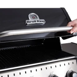 Broil King Baron 490 Black Gasgrill Inkl. Drehspieß - Modell 2023 - SMART Deal Inkl. Grillfürst Grill Control -Broil King Geschaft Broil King Gasgrill 875282 BARON490 ACTION 01