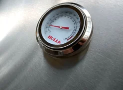 BULL Diablo - Gasgrill Mit Infrarot Backburner Und Rotisserie 11 BULL Diablo - Gasgrill Mit Infrarot Backburner Und Rotisserie -Broil King Geschaft Bull Diablo Grillstation Thermometer Detail 62648CEBU Stand