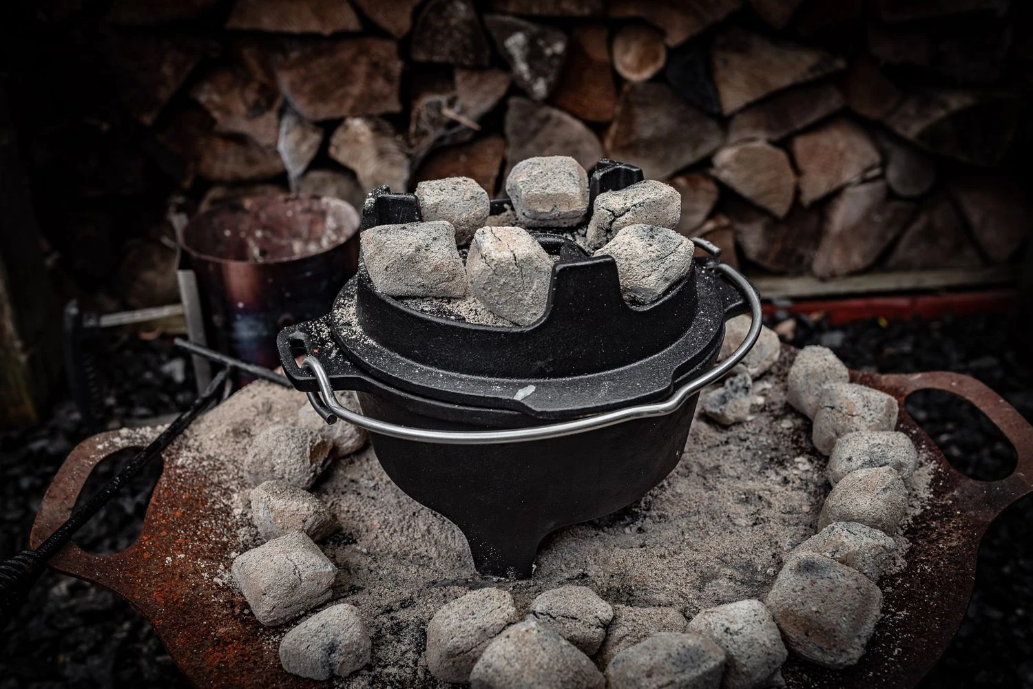 Grillfürst Dutch Oven Set BBQ Edition DO2 - X-DEAL Inkl. Tragetasche / Aufbewahrungstasche, Gusseisen Pflege Und Deckelheber 4 Grillfürst Dutch Oven Set BBQ Edition DO2 - X-DEAL Inkl. Tragetasche / Aufbewahrungstasche, Gusseisen Pflege Und Deckelheber – Bild 4