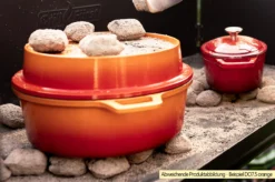Grillfürst Emaillierter Dutch Oven Ohne Füsse DO7,5 - Rot -Broil King Geschaft Grillfuerst Dutch Oven emailliert Beispiel DO7 5 orange Briketts 2