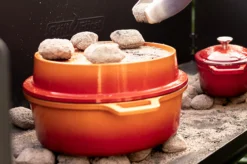 Grillfürst Emaillierter Dutch Oven Ohne Füsse DO7,5 - Orange 8 Grillfürst Emaillierter Dutch Oven Ohne Füsse DO7,5 - Orange -Broil King Geschaft Grillfuerst Dutch Oven farbig Beispiel DO7 5 orange Mood Briketts