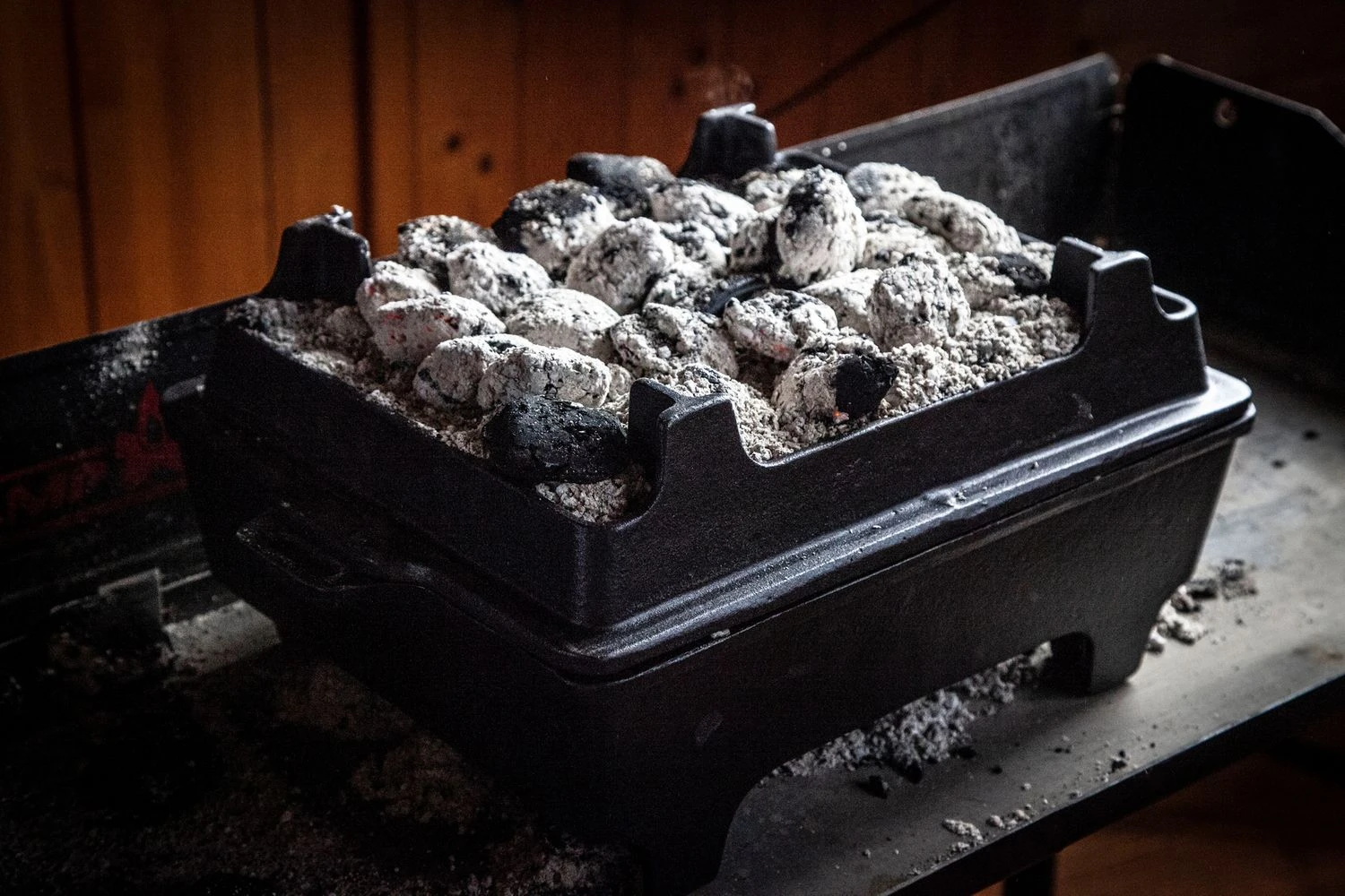 Grillfürst Dutch Oven Set BBQ Kastenform BK6 Aus Gusseisen - X-DEAL Inkl. Tragetasche / Aufbewahrungstasche, Gusseisen Pflege Und Deckelheber 9 Grillfürst Dutch Oven Set BBQ Kastenform BK6 Aus Gusseisen - X-DEAL Inkl. Tragetasche / Aufbewahrungstasche, Gusseisen Pflege Und Deckelheber – Bild 9