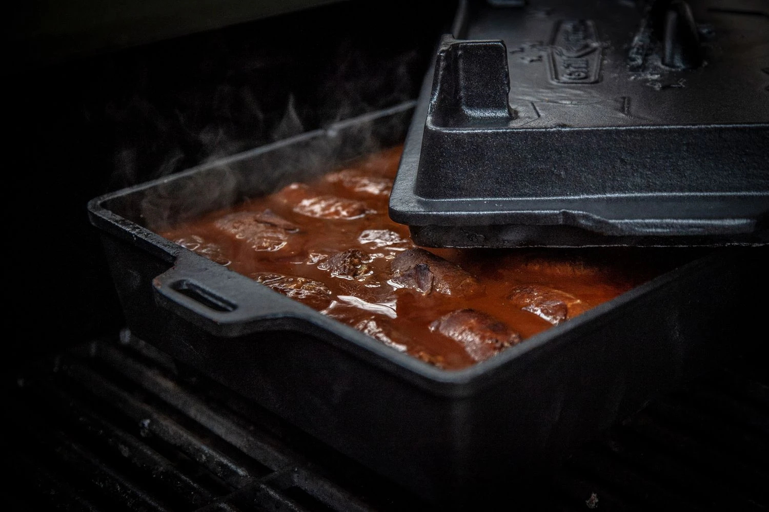 Grillfürst Dutch Oven Set BBQ Kastenform BK6 Aus Gusseisen - X-DEAL Inkl. Tragetasche / Aufbewahrungstasche, Gusseisen Pflege Und Deckelheber 10 Grillfürst Dutch Oven Set BBQ Kastenform BK6 Aus Gusseisen - X-DEAL Inkl. Tragetasche / Aufbewahrungstasche, Gusseisen Pflege Und Deckelheber – Bild 10