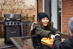 Napoleon Freestyle 425 Gasgrill, Graphit - Mit Sizzle Zone - X-DEAL Inkl. Grillplatte Und Plancha Tool-Set -Broil King Geschaft Napoleon Freestyle 425 SIB Lifestyle Balkon