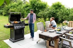 Napoleon Rogue 425 Gasgrill - All Black - Mit Seitenbrenner - Hero Modell 2023 Mit Heckbrenner Inkl. Drehspieß, Abdeckhaube Und Grillplatte -Broil King Geschaft Napoleon Gasgrill Rogue 425 Hero Lifestyle 01 1