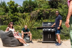 Napoleon Rogue XT 525 Gasgrill - All Black - Mit Sizzle Zone - Modell 2023 -Broil King Geschaft Napoleon Rogue XT 525 Gasgrill mit Sizzle Zone Lifestyle01