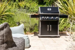 Napoleon Rogue XT 525 Gasgrill - All Black - Mit Sizzle Zone - Modell 2023 -Broil King Geschaft Napoleon Rogue XT 525 Gasgrill mit Sizzle Zone Lifestyle02