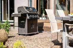 Napoleon Rogue XT 525 Gasgrill - All Black - Mit Sizzle Zone - Modell 2023 -Broil King Geschaft Napoleon Rogue XT 525 Gasgrill mit Sizzle Zone Lifestyle03