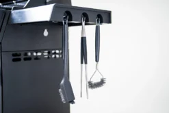 Outdoorchef Dualchef 425 G BZ Gasgrill Mit Blazing Zone Infrarotbrenner + DGS Gusseisen Grillrost 2 Stk.+ DGS Gemüse Grillrost 2 Stk. 27 Outdoorchef Dualchef 425 G BZ Gasgrill Mit Blazing Zone Infrarotbrenner + DGS Gusseisen Grillrost 2 Stk.+ DGS Gemüse Grillrost 2 Stk. -Broil King Geschaft Outdoorchef Dualchef 425G BZ Detail Besteckhalter