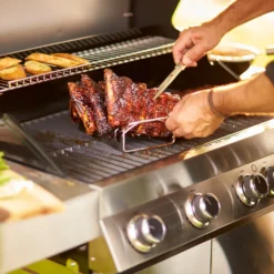 Rösle Gasgrill Videro G4 Edelstahl - Modell 2023 -Broil King Geschaft Roesle Videro G4 Edelstahl Gasgrill Station Mood 1