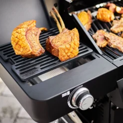 Rösle Gasgrill Videro G4-S Vario+ Nero Schwarz - Modell 2023 - X-DEAL Inkl. Abdeckhaube, Grillplatte Und Drehspieß -Broil King Geschaft Roesle Videro G4 S Vario NERO Primezone Gussrost 1