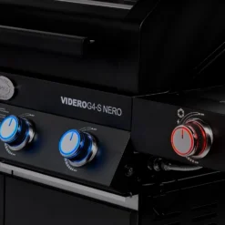 Rösle Gasgrill Videro G4-S Vario+ Nero Schwarz - Modell 2023 - X-DEAL Inkl. Abdeckhaube, Grillplatte Und Drehspieß -Broil King Geschaft Roesle Videro G4 S Vario NERO matt schwarz beleuchtet 1