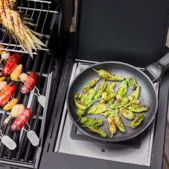 Rösle Gasgrill BBQ-Station Videro G4-S Vario+ Nero Schwarz - Modell 2023 - SMART Deal Inkl. Grillfürst Grill Control -Broil King Geschaft Roesle Videro Gasgril G4 S NERO Seitenkocher