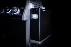 Napoleon Rogue SE 525 Gasgrill - All-black - Mit Sizzle Zone Und Heckbrenner - Grillfürst Edition Inkl. Grill Control Und Zubehörpaket - Smart Deal - Modell 2022 -Broil King Geschaft Seitenablage abgeklappt all black