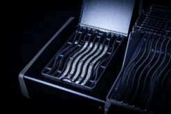 Napoleon Rogue SE 525 Gasgrill - All-black - Mit Sizzle Zone Und Heckbrenner - Grillfürst Edition - X-DEAL Inkl. Abdeckhaube, Gussplatte Und Drehspieß-Set - Modell 2022 22 Napoleon Rogue SE 525 Gasgrill - All-black - Mit Sizzle Zone Und Heckbrenner - Grillfürst Edition - X-DEAL Inkl. Abdeckhaube, Gussplatte Und Drehspieß-Set - Modell 2022 -Broil King Geschaft Sizzle Zone All Black 1