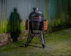 The Bastard Keramikgrill Classic Medium - Complete - Schwarz Glänzend - Modell 2023 23 The Bastard Keramikgrill Classic Medium - Complete - Schwarz Glänzend - Modell 2023 -Broil King Geschaft The Bastard Classic Medium Complete Kamadogrill