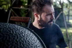 The Bastard Keramikgrill Urban XL - Complete - Schwarz Matt - Modell 2023 18 The Bastard Keramikgrill Urban XL - Complete - Schwarz Matt - Modell 2023 -Broil King Geschaft The Bastard Kamadogrill Urban XL Deckelgriff