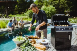 Outdoorchef Dualchef 325 G Gasgrill Mit Seitenkocher + BLAZING ZONE Infrarotbrenner + DGS Gusseisen Grillrost 2 Stk. + DGS Gemüse Grillrost 2 Stk. 29 Outdoorchef Dualchef 325 G Gasgrill Mit Seitenkocher + BLAZING ZONE Infrarotbrenner + DGS Gusseisen Grillrost 2 Stk. + DGS Gemüse Grillrost 2 Stk. -Broil King Geschaft outdoorchef dualchef 325 g grillparty 18 700 0 1